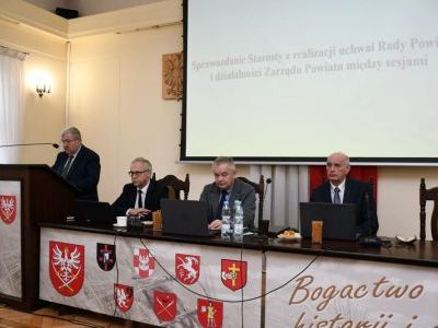 Starosta Miechowski Jacek Kobyłka składa sprawozdanie międzysesyjne