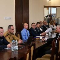 Komendanci służb powiatowych, szefowie jednostek i wydziałów na sesji Rady Powiatu Miechowskiego