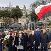 Hołd pod mogiłą powstańców na cmentarzu w Miechowie