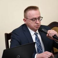 Kierownik PCPR Janusz Patyna składa sprawozdanie z pomocy społecznej i pieczy zastępczej za 2023 rok