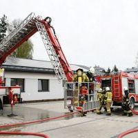 Służby strażackie ćwiczą w Wydziale Komunikacji w Miechowie