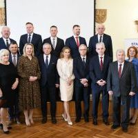 Pamiątkowa fotografia z ostatniej sesji Rady Powiatu Miechowskiego kadencji 2018-2024