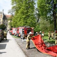 Strażacy rozkładają specjalistyczny zbiornik na wodę pod Pałacem na Mirowie