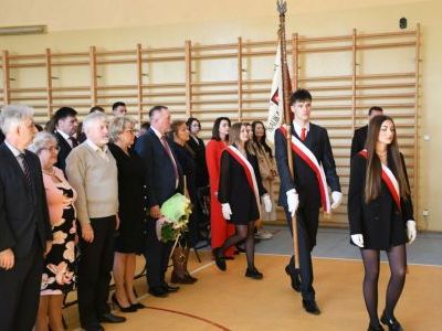 Absolwenci ZS Nr 1 w Miechowie wprowadzają sztandar szkoły