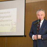 Przewodniczący Rady Powiatu Miechowskiego Krzysztof Świerczek żegna absolwentów ZS Nr 1