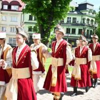 Miechowskie Święto Uchwalenia Konstytucji 3 Maja - młodzież ZS Nr 1 w strojach szlacheckich