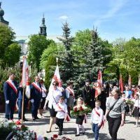 Miechowskie Święto Uchwalenia Konstytucji 3 Maja - dzieci pod Pomnikiem z Orłem