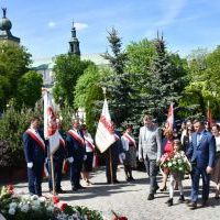Miechowskie Święto Uchwalenia Konstytucji 3 Maja - kolejne delegacje składają kwiaty pod Pomnikiem z Orłem