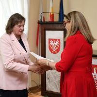 Ewa Danioł odbiera zaświadczenie o wyborze do Rady Powiatu na kadencję 2024-2029