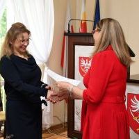 Anna Dróżdż odbiera zaświadczenie o wyborze do Rady Powiatu na kadencję 2024-2029