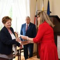 Beata Gajos odbiera zaświadczenie o wyborze do Rady Powiatu na kadencję 2024-2029