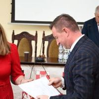 Paweł Osikowski odbiera zaświadczenie o wyborze do Rady Powiatu na kadencję 2024-2029