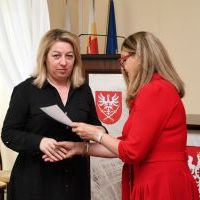 Sylwia Suchecka odbiera zaświadczenie o wyborze do Rady Powiatu na kadencję 2024-2029
