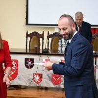 Artur Zwoźniak odbiera zaświadczenie o wyborze do Rady Powiatu na kadencję 2024-2029