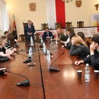Starosta Miechowski Krzysztof Świerczek opowiada studentom o funkcjonowaniu powiatu