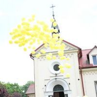 Pola Nadziei 2023/2024 - żółte baloniki puszczone w powietrze
