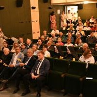 Pola Nadziei 2023/2024 - samorządowcy i goście w sali kinowej w Miechowie