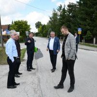 Zarząd Powiatu Miechowskiego omawia z dyr. Zarządu Dróg koncepcje budowy chodnika w Książu Małym