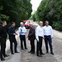 Zarząd Powiatu Miechowskiego na przebudowywanej drodze powiatowej w Tunelu