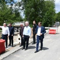 Zarząd Powiatu Miechowskiego na przebudowywanej drodze w Kamieńczycach