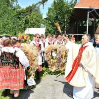 Poświęcenie wieńców przed Kościołem w Słaboszowie