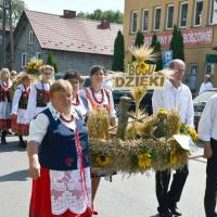 Korowód dożynkowy - parada wieńców, reprezentacja gminy Kozłów na I planie