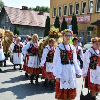 Korowód dożynkowy - parada wieńców, reprezentacja gminy Słaboszów na I planie