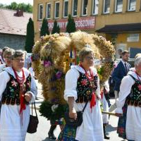 Korowód dożynkowy - parada wieńców, reprezentacja gminy Książ Wielki na I planie