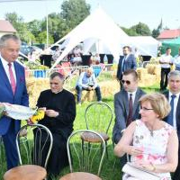 Chlebem częstuje również przewodniczący Rady Powiatu Krzysztof Świerczek