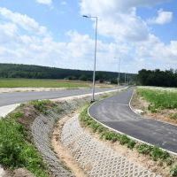 Rozbudowana droga powiatowa Zygmuntów - Opacz z ciągiem pieszo-rowerowym