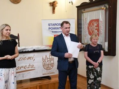 Wicestarosta Jerzy Pułka gratuluje uczestnikom konkursu wiedzy o związkach Miechowa z Jerozolimą