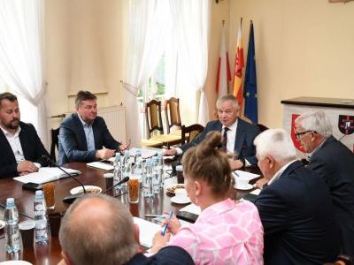 Starosta Miechowski Krzysztof Świerczek otwiera przedwakacyjne posiedzenie Powiatowego Zespołu Zarządzania Kryzysowego