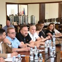Dyrektorzy szkół i jednostek na spotkaniu w sprawie bezpieczeństwa wakacyjnego w Powiecie Miechowskim