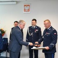  Starosta Krzysztof Świerczek dziękuje komendantowi Jackowi Rosołowi za jego oddaną służbę