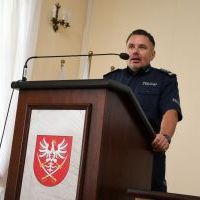 Nowy komendant KPP Miechów insp. Jacek Cholewa prezentuje się przed Radą Powiatu Miechowskiego