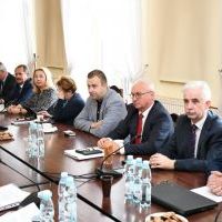 Zarząd i Rada Powiatu Miechowskiego na sesji absolutoryjnej