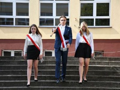 Zakończenie roku szkolnego w LO Miechów - wprowadzenie sztandaru