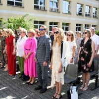 Zakończenie roku szkolnego w LO Miechów - nauczyciele śpiewają hymn państwowy