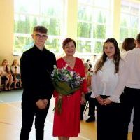 Zakończenie roku szkolnego w ZS Nr 1 Miechów - kwiaty dla dyrekcji, gości i nauczycieli