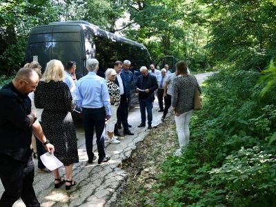 W czasie wyjazdowego posiedzenia Komisji, Radni powiatowi sprawdzili stan uszkodzonych dróg