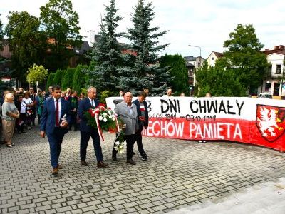 Złożenie kwiatów pod Pomnikiem z Orłem na Rynku Głównym w Miechowie