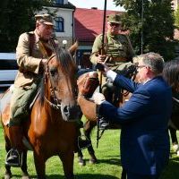 Honorowy Komendant Marszu wręcza kawalerzyście statuetkę z okazji stulecia wymarszu