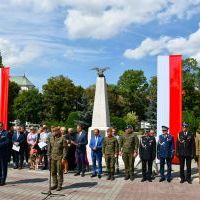 W uroczystościach udział wzięli: Komendant Honorowy Marszu J.J. Kasprzyk, Komendant Powiatowej Policji w Miechowie - inspektor J. Cholewa, Starosta Miechowski - K. Świerczek, Burmistrz GiM Miechów - D. Marczewski