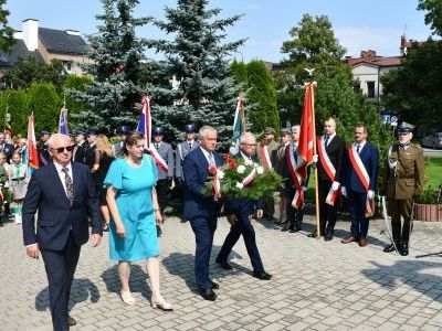 Przedstawiciele Powiatu Miechowskiego na czele ze Starostą oraz Przewodniczącym Rady składają wiązankę