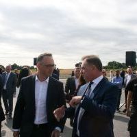 Minister Infrastruktury - Dariusz Klimczak wraz z Wicestarostą Powiatu Miechowskiego - Jerzym Pułką