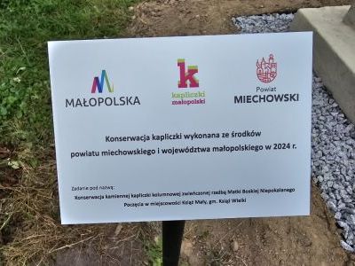 Tablica z logiem Województwa Małopolskiego, Powiatu Miechowskiego oraz Kapliczki Małopolski informująca o źródłach finansowania