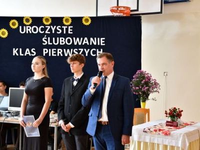 Wicestarosta Jerzy Pułka przemawia w trakcie ślubowania klas pierwszych