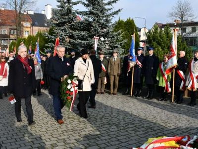 Obchody Święta Niepodległości - Reprezentacja Powiatu składa kwiaty przed pomnikiem