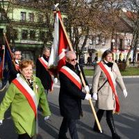 Obchody Święta Niepodległości - przemarsz przed Pomnik z Orłem