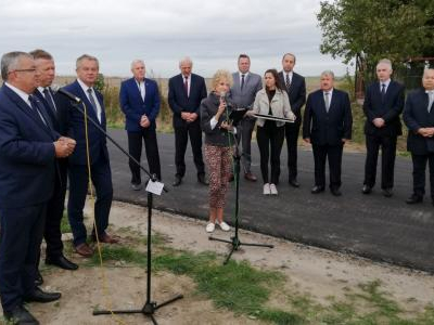 Minister infrastruktury Andrzej Adamczyk, Wojewoda P. Ćwik, K. Świerczek przewodniczący Rady Powiatu Miechowskiego, Starosta Miechowski J. Kobyłka, Wójt Gminy Książ Wielki M. Szopa, J. Z. Basa Wójt Miny Kozłów